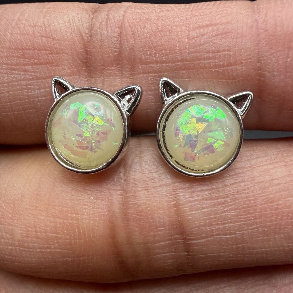 Shimmering iridescent Faux Fire Opal Cat Face Stud Earrings Silver Tone New